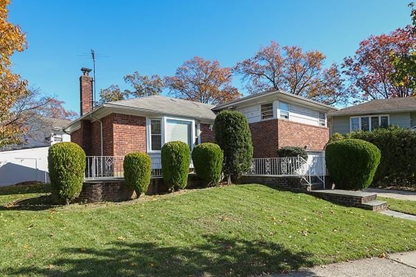 view of front facade with a front yard