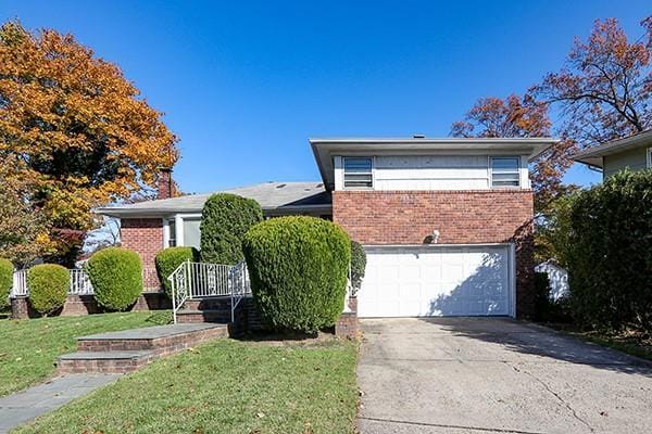 view of front of property featuring a front lawn and a garage