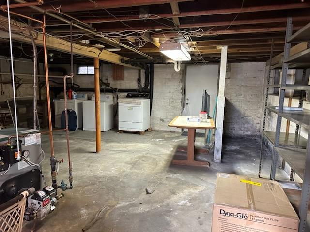 basement featuring washing machine and clothes dryer