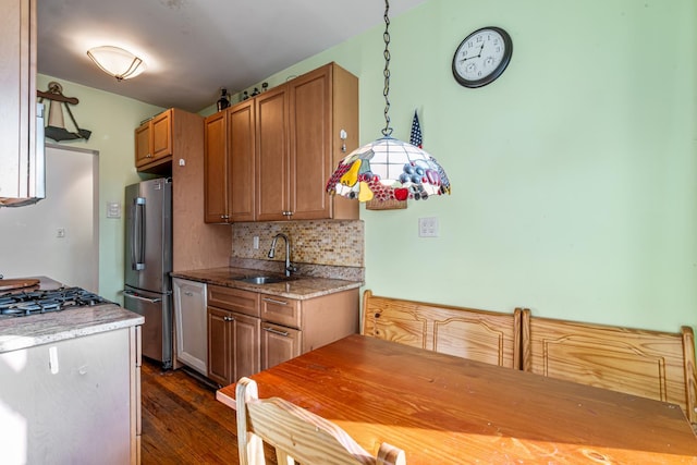 kitchen with backsplash, sink, dark wood-type flooring, and appliances with stainless steel finishes