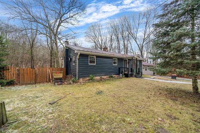 view of front of home featuring a front lawn