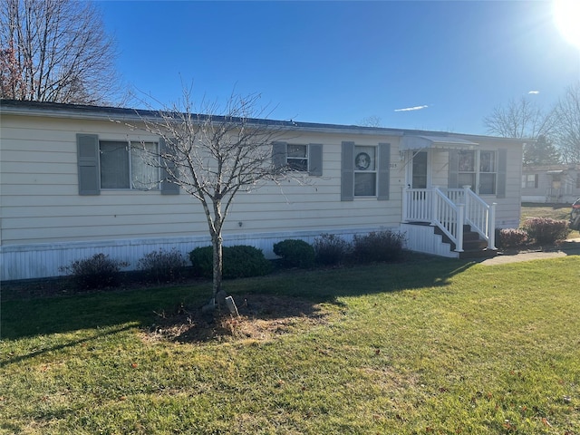 manufactured / mobile home featuring a front yard