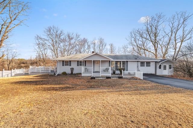 ranch-style home featuring a porch