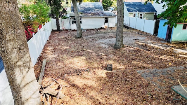 view of yard with an outbuilding