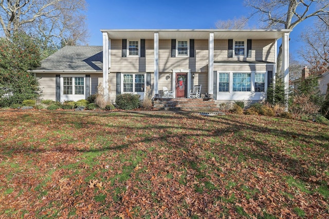 view of front of property featuring a front yard