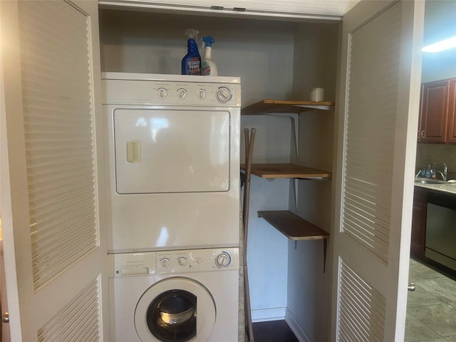 washroom with laundry area, a sink, visible vents, and stacked washer / drying machine