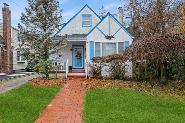 view of front of property featuring a front yard