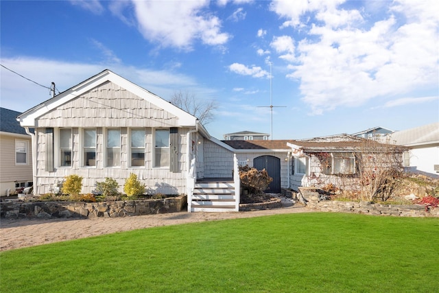 view of front of property featuring a front yard