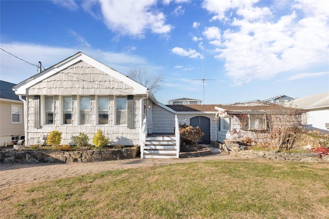 bungalow featuring a front lawn