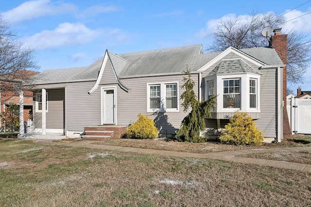 view of front of property featuring a front yard