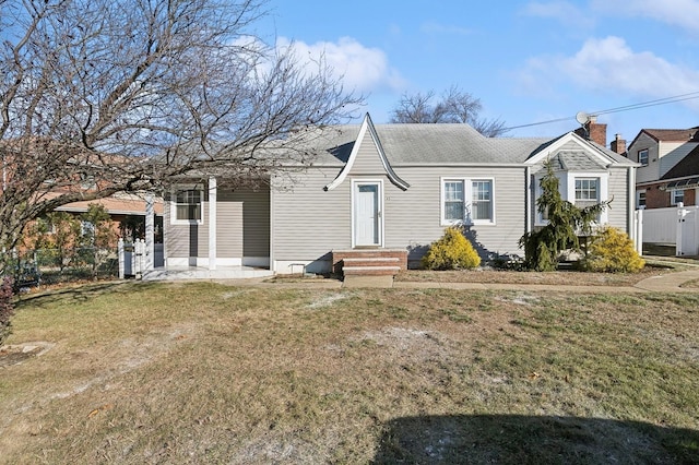 view of front of property featuring a front yard