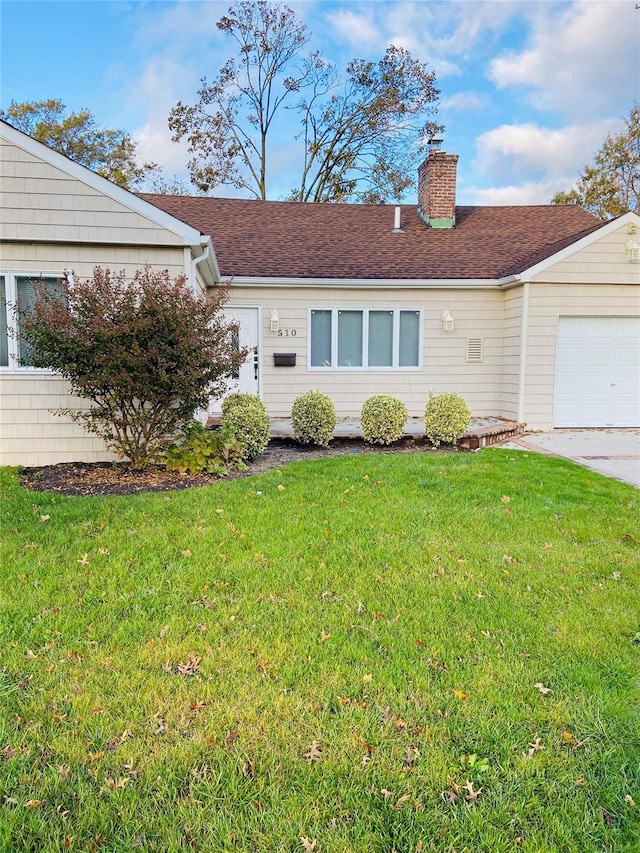 view of front facade featuring a front lawn and a garage