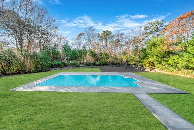 view of swimming pool featuring a lawn