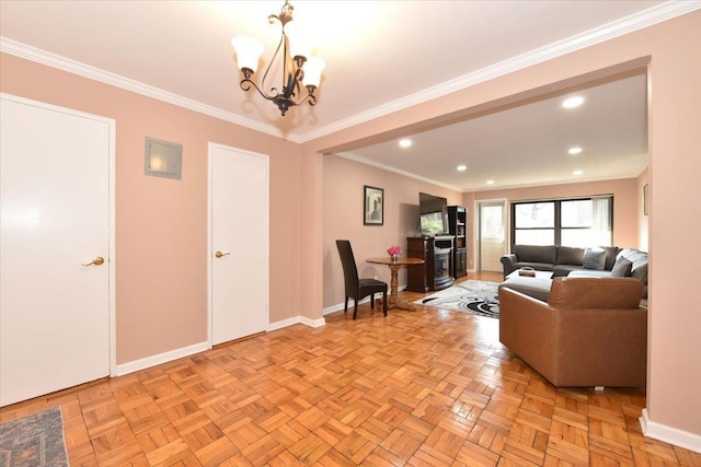 living room with a chandelier, light parquet floors, and ornamental molding