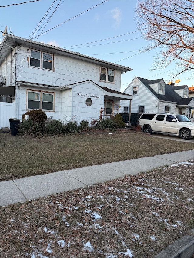 view of front of house featuring a front lawn