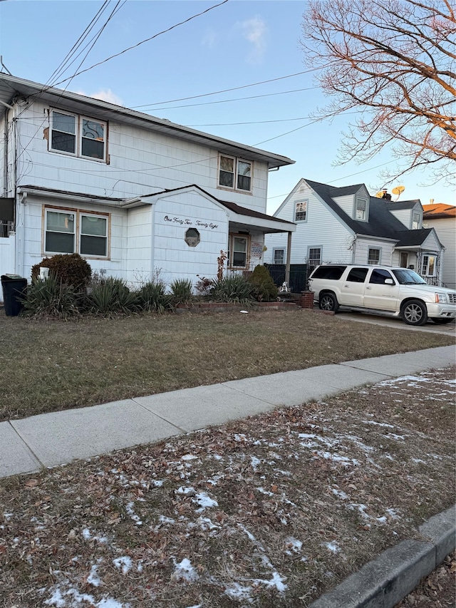 view of front facade featuring a front lawn