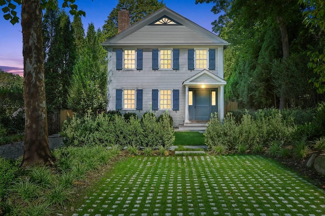 view of front facade featuring a yard