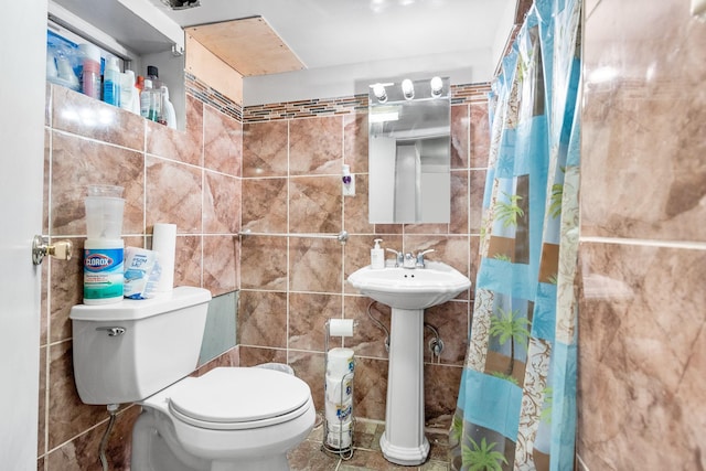 bathroom featuring a shower with curtain, toilet, tile walls, and tasteful backsplash