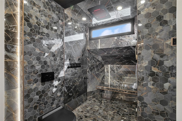 bathroom featuring tiled shower