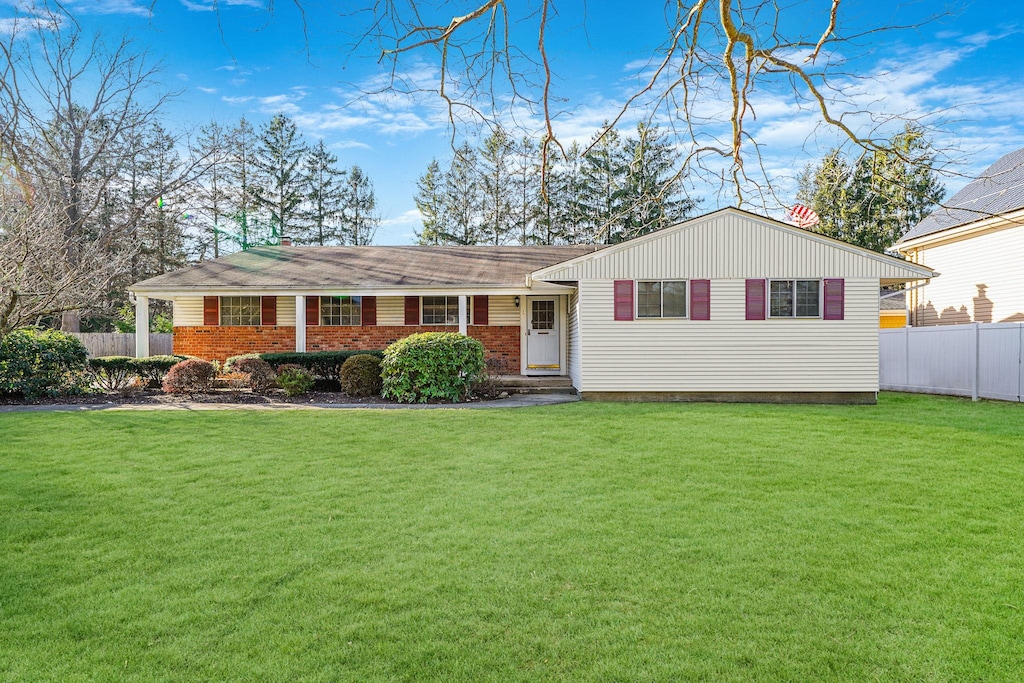 view of front of house with a front lawn