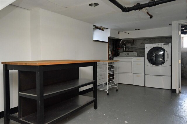 laundry room with washing machine and clothes dryer