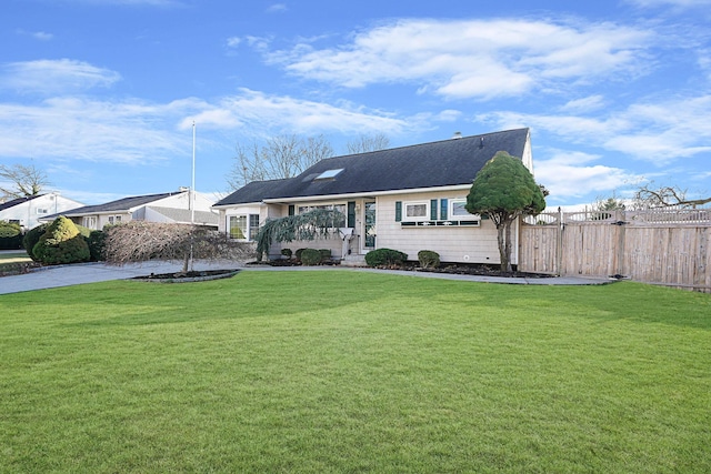 single story home featuring a front lawn