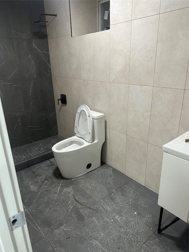 bathroom featuring a shower, toilet, and tile walls