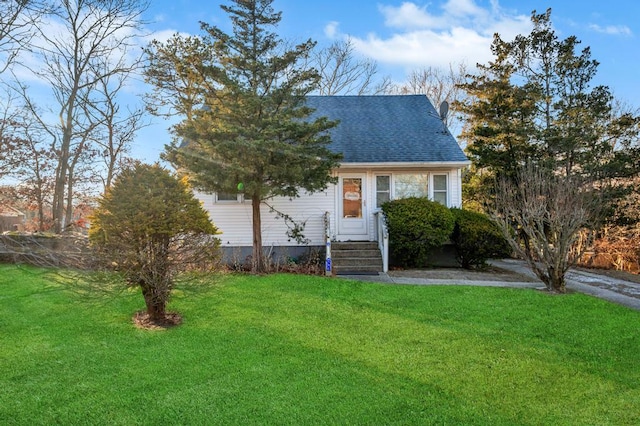 view of front of home featuring a front lawn