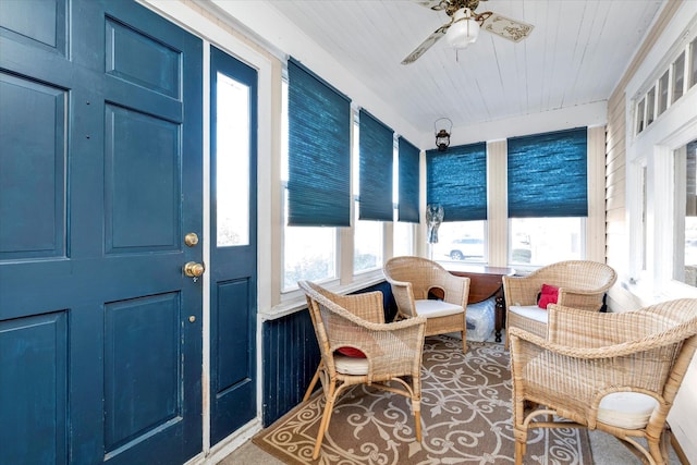 sunroom with ceiling fan