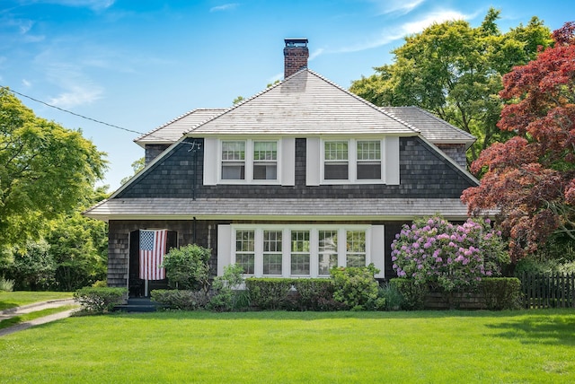 view of front of house with a front lawn