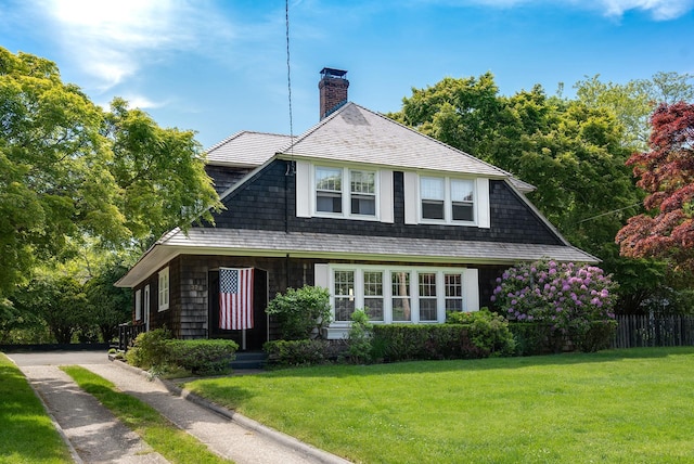 view of front of property featuring a front yard