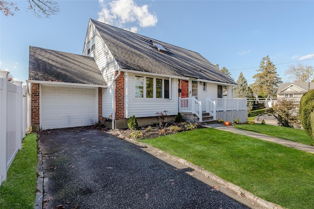 view of front of house featuring a front lawn