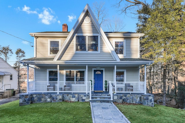 view of front of property featuring a front lawn and a porch