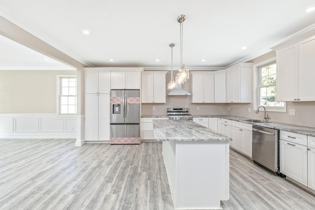 kitchen featuring a center island, sink, hanging light fixtures, light hardwood / wood-style floors, and stainless steel appliances