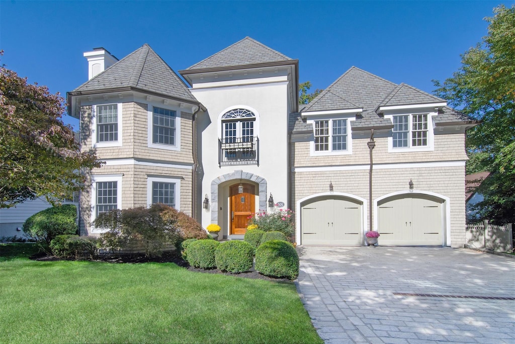 view of front of home featuring a garage and a front yard