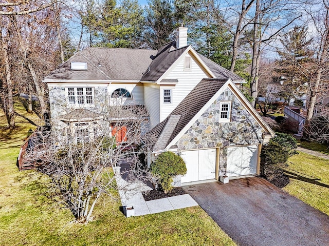 view of front of house featuring a garage and a front yard