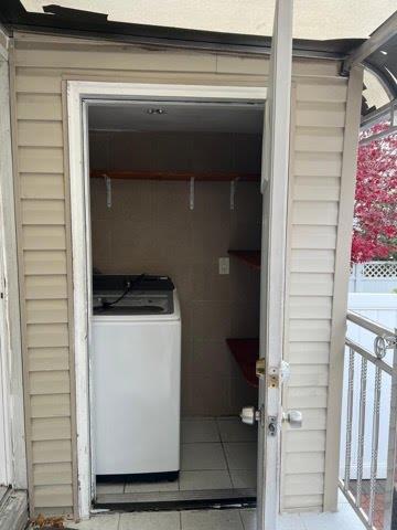 clothes washing area with washer / clothes dryer