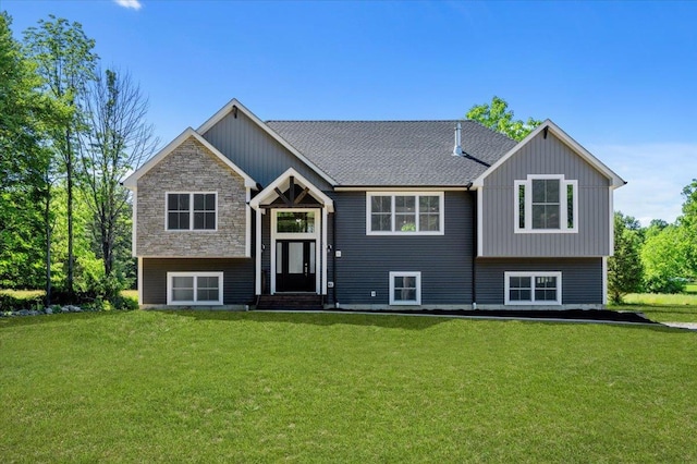 bi-level home featuring a front lawn