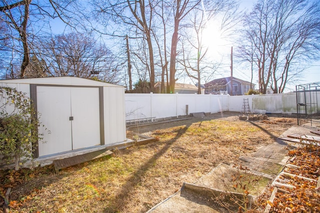 view of yard featuring a shed