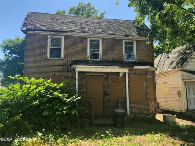 view of front of home featuring brick siding