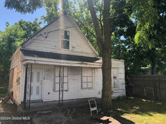 view of front of property featuring fence