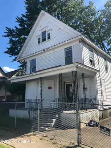 view of front of home with a fenced front yard and covered porch
