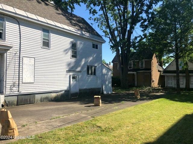 back of house featuring a yard