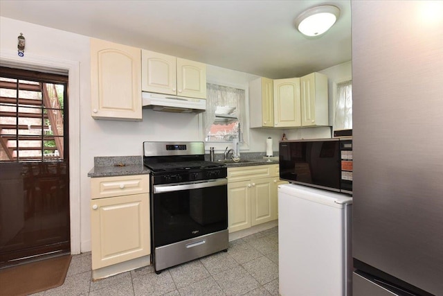 kitchen with sink, refrigerator, and stainless steel range oven