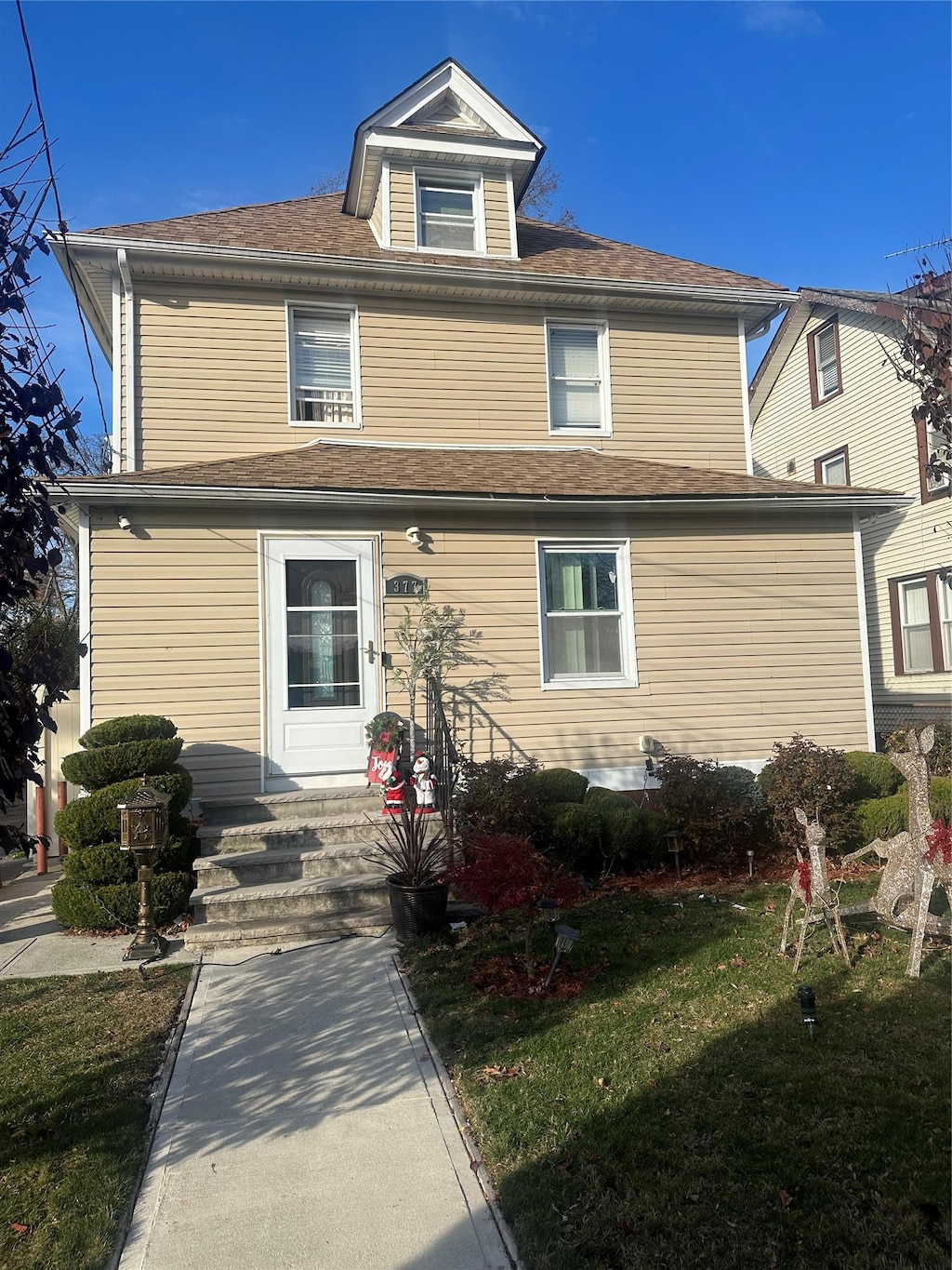 view of front facade with a front lawn