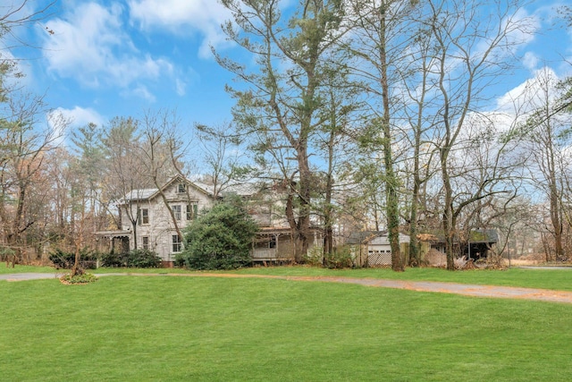 view of front of property featuring a front yard