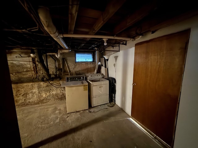 utility room with washer and clothes dryer