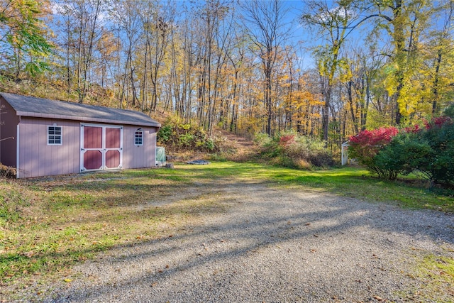 view of yard featuring a storage unit