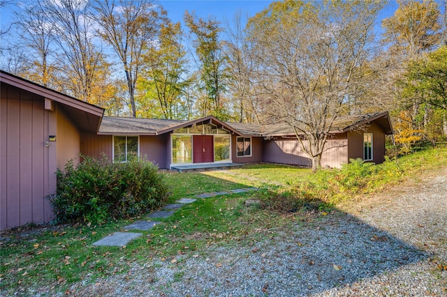 view of front of house with a front yard