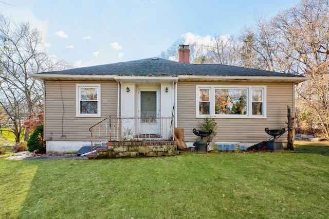 view of front of property featuring a front lawn